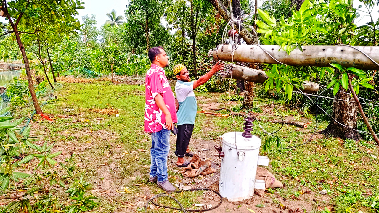 ঝড়ে লন্ডভন্ড বাড়িঘর, দুর্ভোগে পরীক্ষার্থীরা