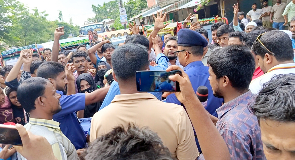 স্বামীর অধিকার ও সন্তানের পিতৃপরিচয়ের দাবিতে ভোলায় মহাসড়ক অবরোধ-বিক্ষোভ