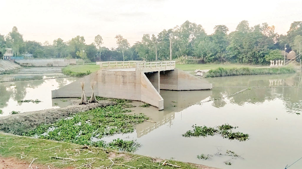 সেতু আছে, সংযোগ সড়ক নেই