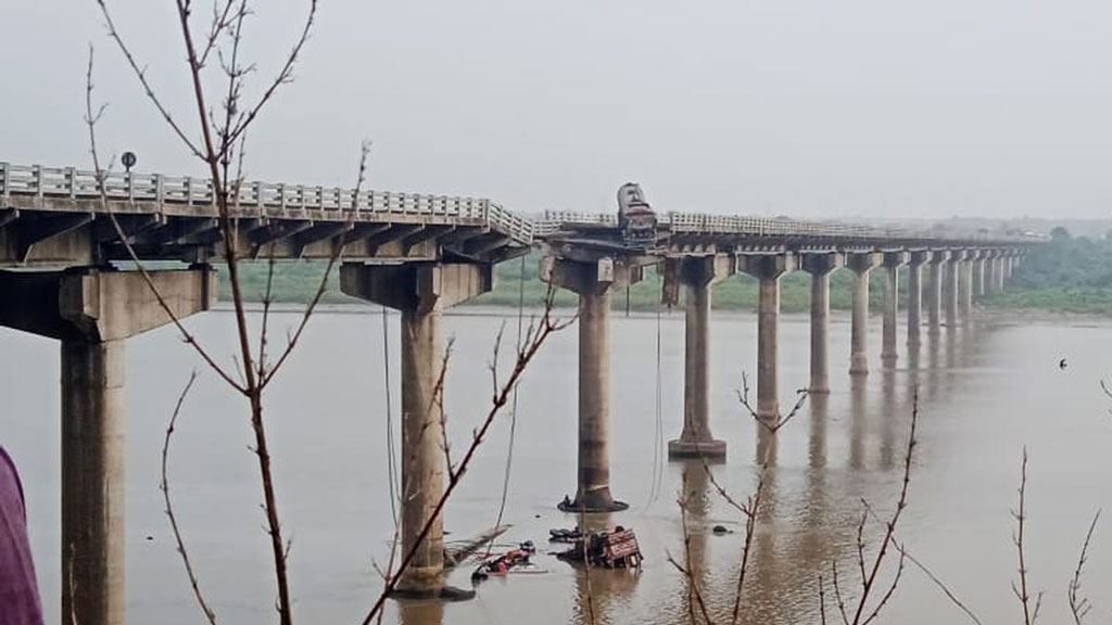 গুজরাটে ৪৩ বছরের পুরনো সেতু ভেঙে গাড়ি-ট্রাক নদীতে, ৯ জনের মৃত্যু
