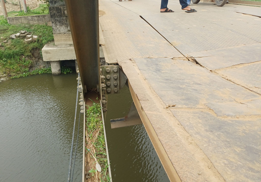 আবারও ভেঙে গেছে বেইলি সেতুর পাটাতন, মহাসড়কে যান চলাচল বন্ধ