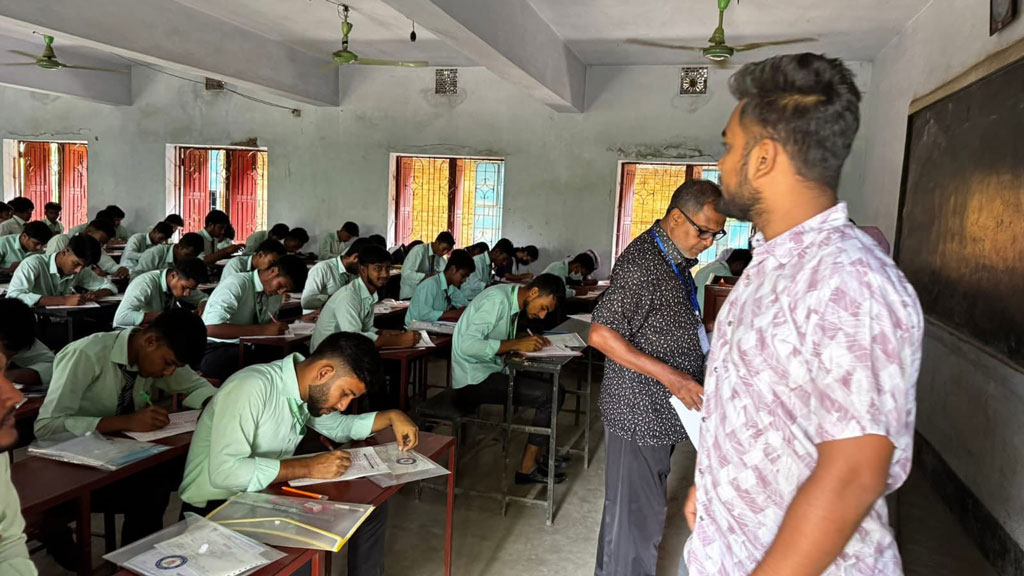 পরীক্ষাকেন্দ্রে ঢুকে ছাত্রদল নেতার নির্দেশনা, ৪ শিক্ষককে অব্যাহতি