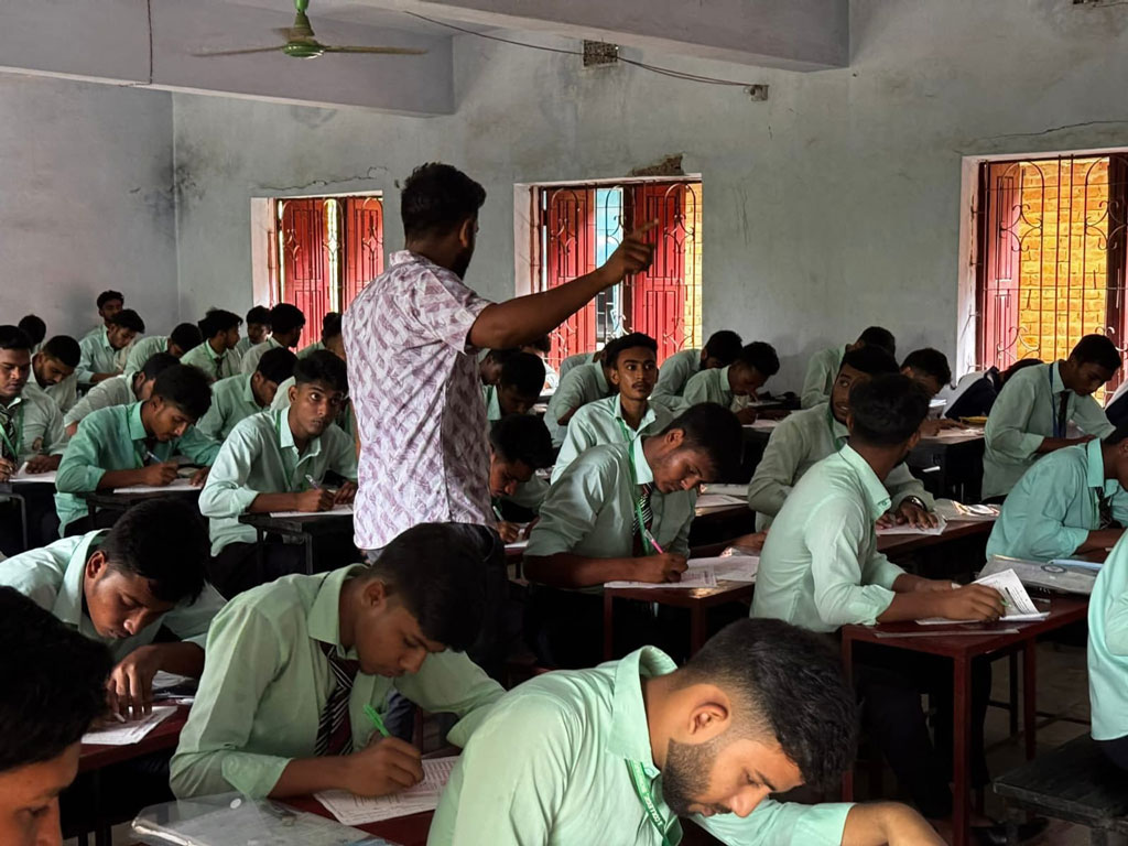 বড়াইগ্রামে এইচএসসি পরীক্ষাকেন্দ্রে ঢুকে ছাত্রদল নেতার নির্দেশনা। ছবি: সংগৃহীত