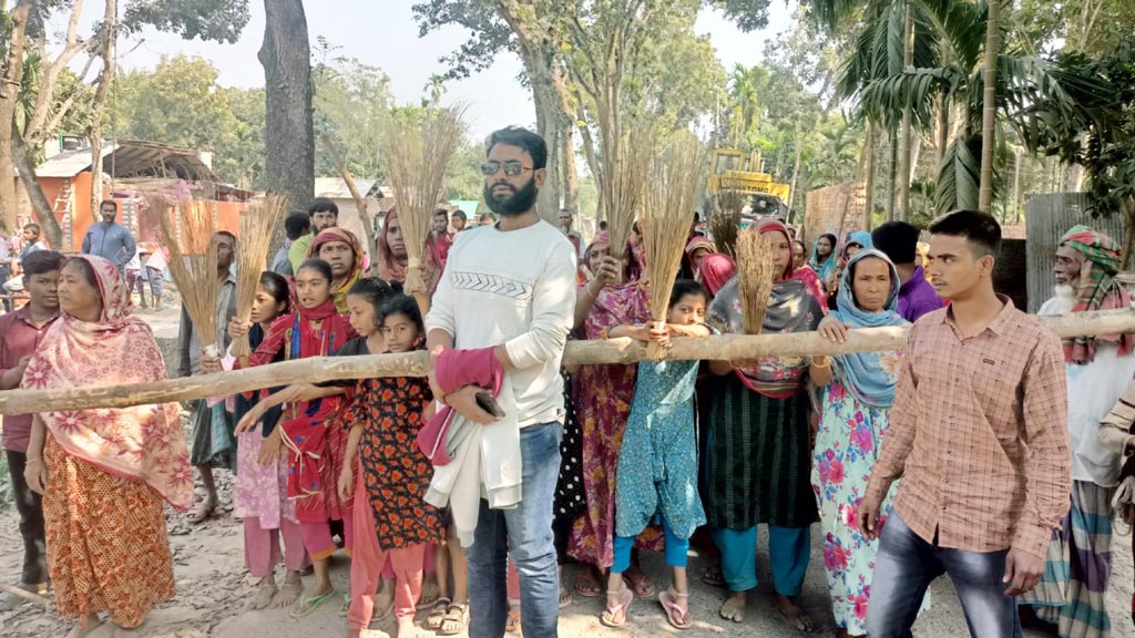 বড়াইগ্রামে এসিল্যান্ডের অপসারণ দাবিতে মিছিল, সড়ক অবরোধ