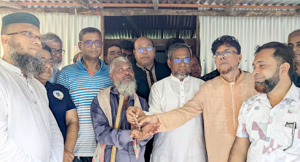 পলিথিনের নিচের সেই বাবা-ছেলের মাথার ওপর উঠল নতুন ছাদ