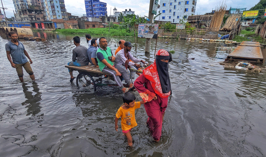 বৃষ্টিতে রাজধানী ঢাকার সড়কগুলো যেন খাল, দুর্ভোগ