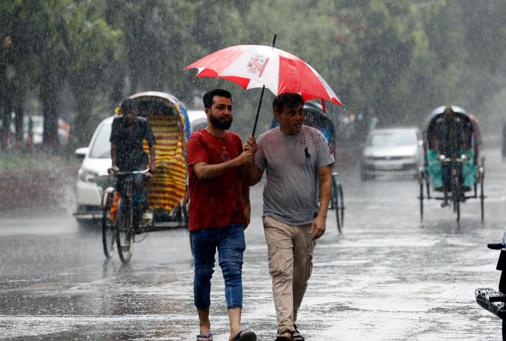 রাজধানী ঢাকায় দুপুরের পর আকাশ মেঘাচ্ছন্ন হয়ে আসে। এর কিছুক্ষণ পর শুরু হয় ঝুম বৃষ্টি। এ থেকে রক্ষা পেতে ছাতা মাথায় পথচারীরা। দৈনিক বাংলা মোড় এলাকা থেকে তোলা। ছবি: মেহেদী হাসান