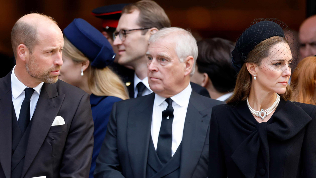 লিপ-রিডারদের দক্ষতায় ফেঁসে যাচ্ছেন রাজপরিবারের সদস্য ও তারকারা