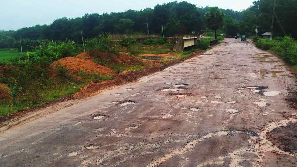 ১২০০ কোটি টাকার সড়কের কাজ চলছে ঢিমেতালে, ভোগান্তিতে যাত্রীরা