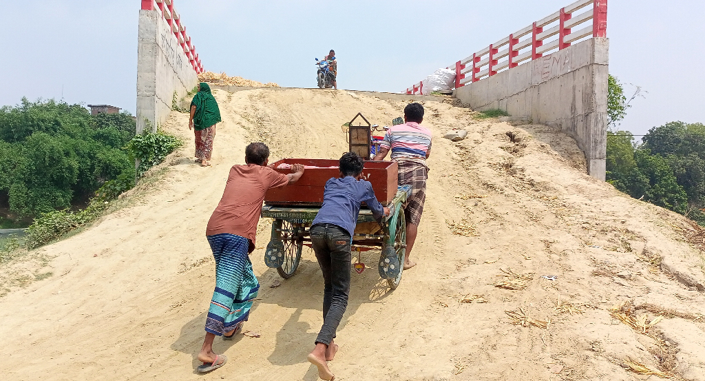 জমি অধিগ্রহণ জটিলতায় হয়নি সংযোগ সড়ক, দুর্ভোগ চরমে