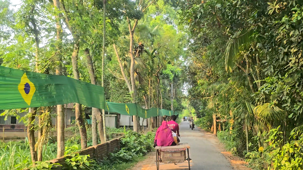 বিশ্বকাপের রঙে রঙিন গ্রাম, মাগুরায় তৈরি ৬৫০ হাত দীর্ঘ ব্রাজিলের পতাকা