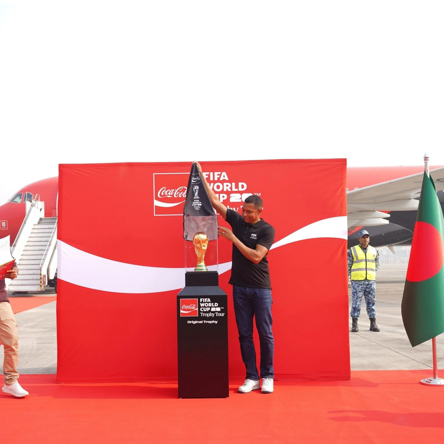 প্রথমবার বাংলাদেশে এসেই মুগ্ধ ব্রাজিলের বিশ্বকাপজয়ী ফুটবলার