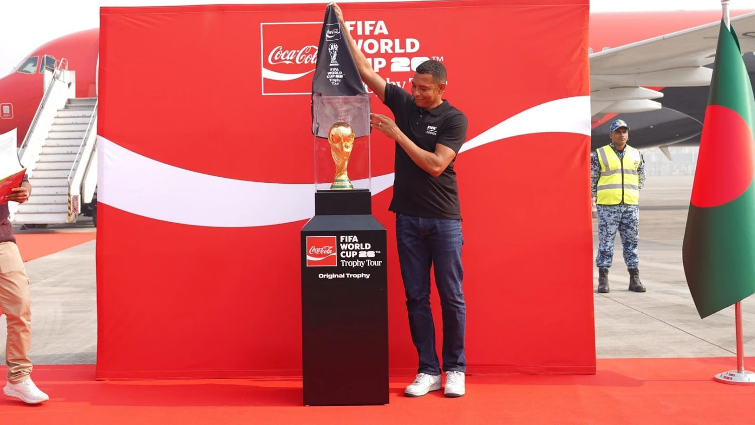 প্রথমবার বাংলাদেশে এসেই মুগ্ধ ব্রাজিলের বিশ্বকাপজয়ী ফুটবলার