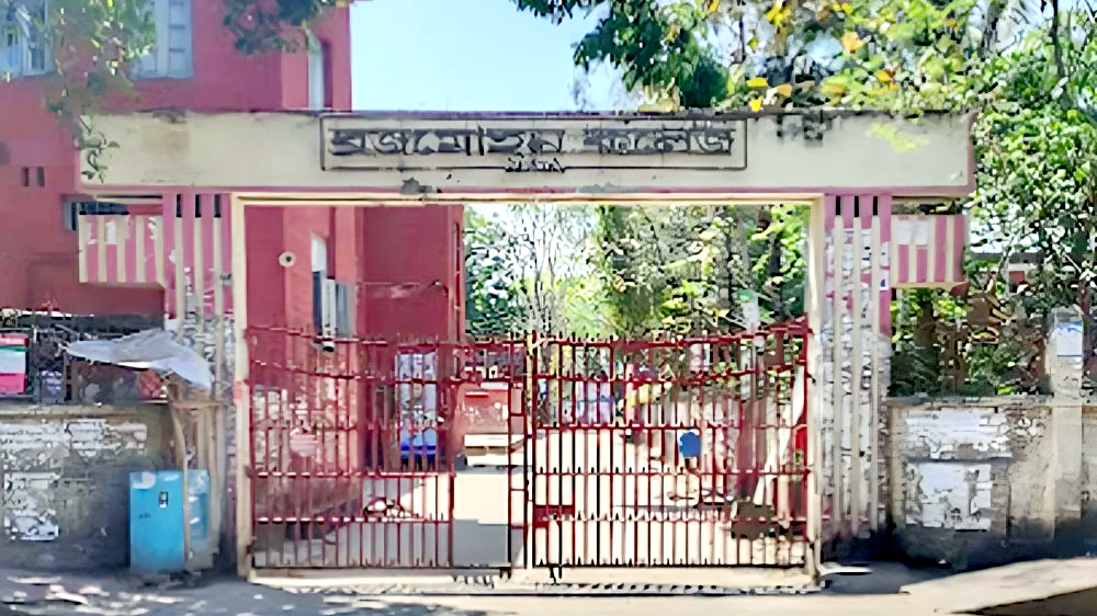 বরিশাল বিএম কলেজ: বিসিএস শিক্ষকদের বাধায় যোগদান করতে পারেননি অধ্যাপক আজাদ