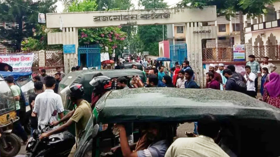বরিশালে অতিরিক্ত ভাড়ার অভিযোগে ২০০ থ্রি-হুইলার আটক করল শিক্ষার্থীরা