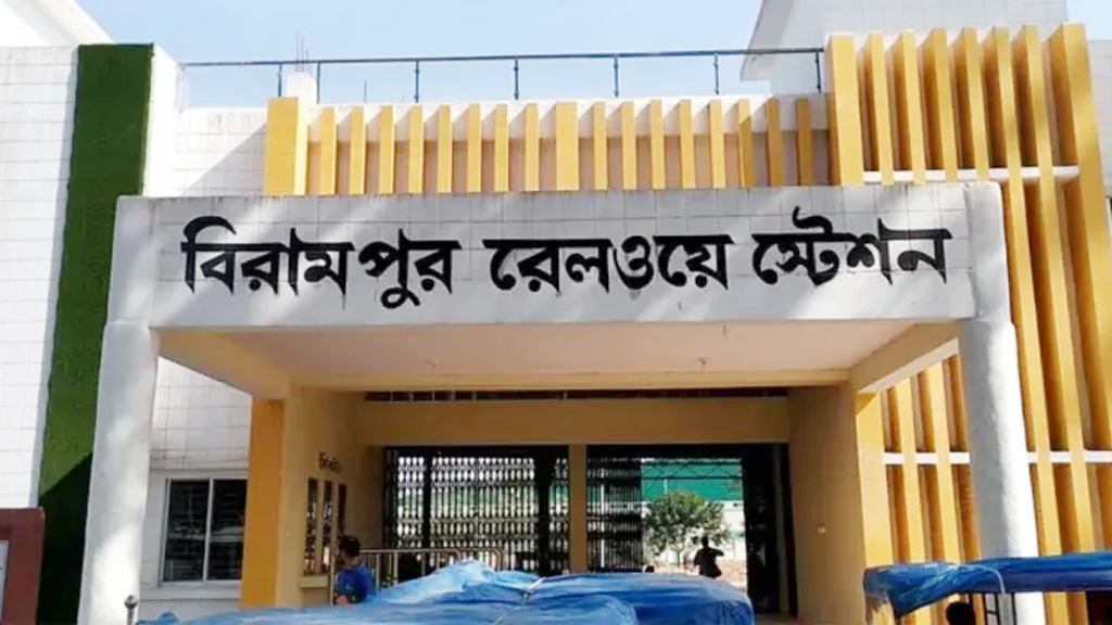 বিরামপুরে চলন্ত ট্রেনে উঠতে গিয়ে যুবকের হাত-পা বিচ্ছিন্ন