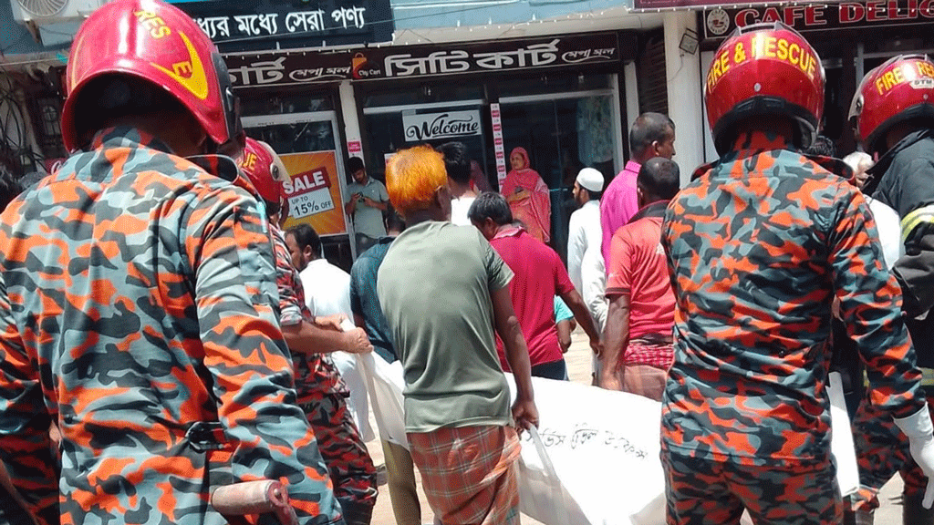 বিরামপুরে  ট্রাকচাপায় মা ও নবজাতক নিহত