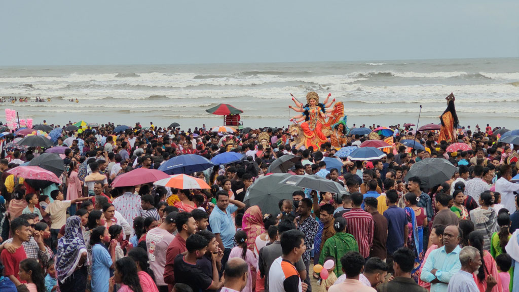বৈরী আবহাওয়ায় সাগরে পর্যটকের ভিড়, বর্ণাঢ্য আয়োজনে প্রতিমা বিসর্জন