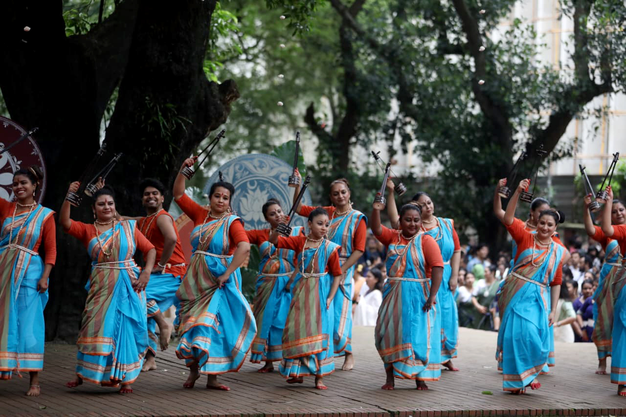 ঢাকা বিশ্ববিদ্যালয়ের চারুকলা অনুষদের বকুলতলায় আজ শুক্রবার সকালে অনুষ্ঠিত হয় বর্ষাবরণ নৃত্যানুষ্ঠান ‘ঘনঘটা ২’। ছবি: আজকের পত্রিকা