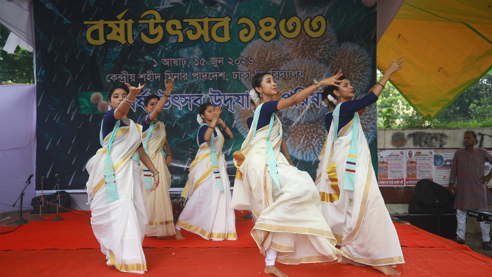 পরিবেশ সুরক্ষার বার্তা নিয়ে বর্ষাকে আবাহন