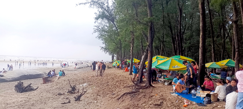 বৃষ্টি, ঝাউবন আর সাগরের ঢেউয়ে মেতে রাখাইনদের বর্ষা উৎসব
