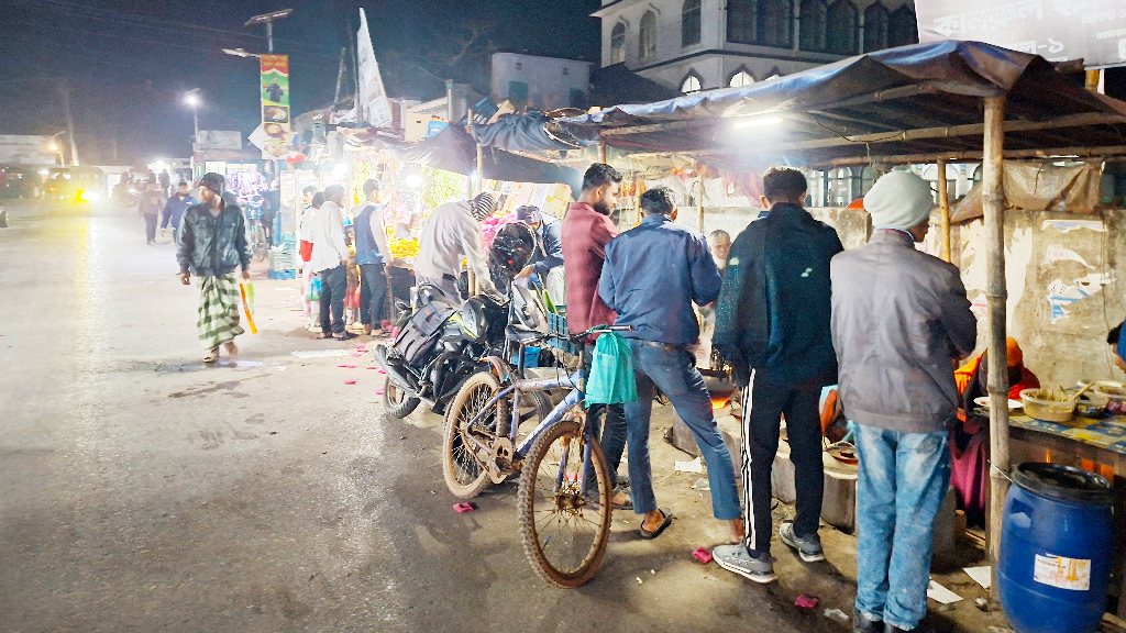 ফুটপাত দখল করে দোকানপাট, ঝুঁকিতে পথচারীরা