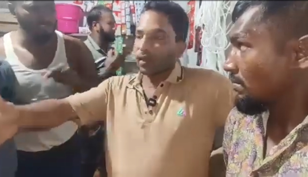 বালু ব্যবসায়ীর কাছে চাঁদা দাবি: বাবুগঞ্জে বিএনপির দুই নেতাকে গণপিটুনি, মুচলেকায় মুক্তি