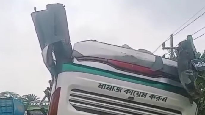 গৌরনদীতে নিয়ন্ত্রণ হারিয়ে বাস খাদে, নারী নিহত ও আহত ৪