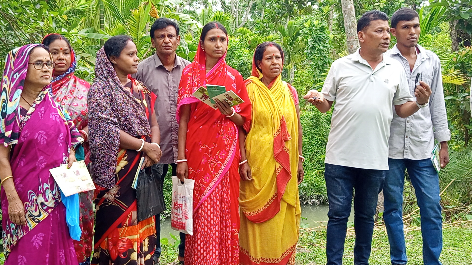 ভুক্তভোগী কয়েকজন আমানতকারী। ছবি: আজকের পত্রিকা