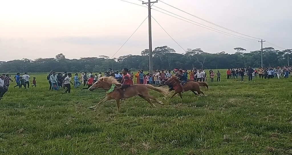 বৈশাখী মেলায় ঘোড়দৌড় প্রতিযোগিতা, মানুষের ঢল