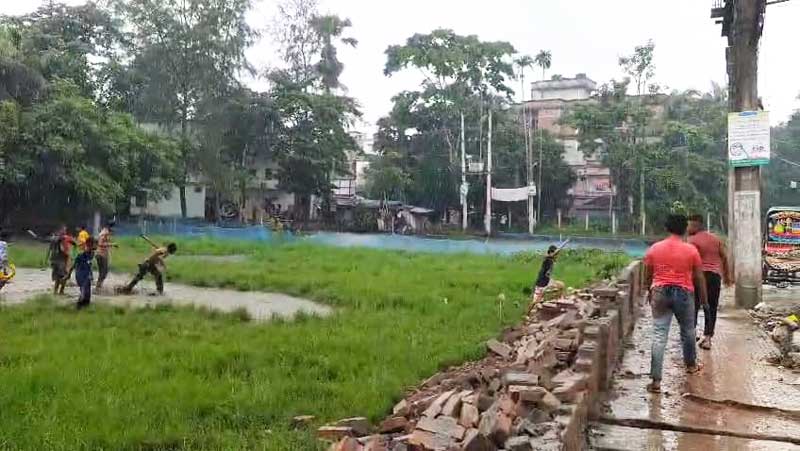 খেলার মাঠের দেয়াল ভেঙে ফেলল শিশু-কিশোরেরা
