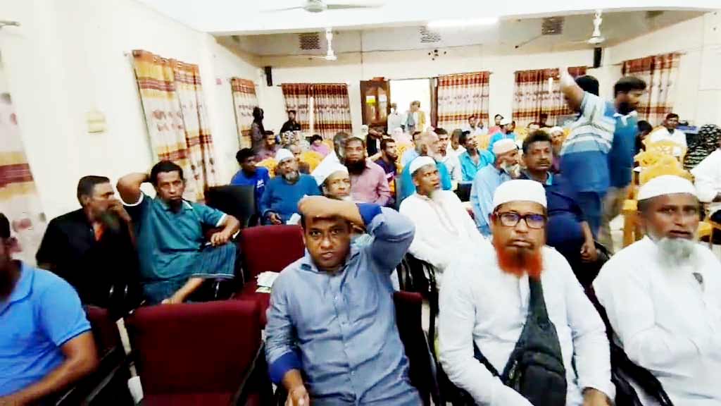 সার নিতে এসে এমপির অপেক্ষায় সাড়ে ৫ ঘণ্টা, ক্ষোভ নিয়ে ফিরে গেলেন কৃষকেরা