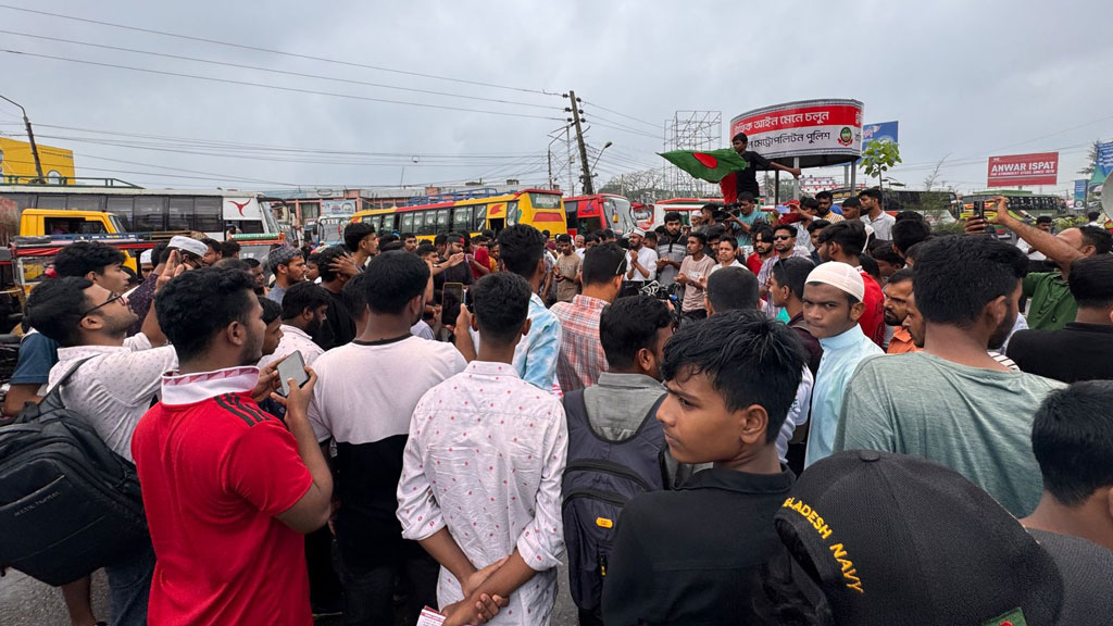 স্বাস্থ্য খাতের সিন্ডিকেট ভাঙতে মহাসড়ক অবরোধ, ভোগান্তি
