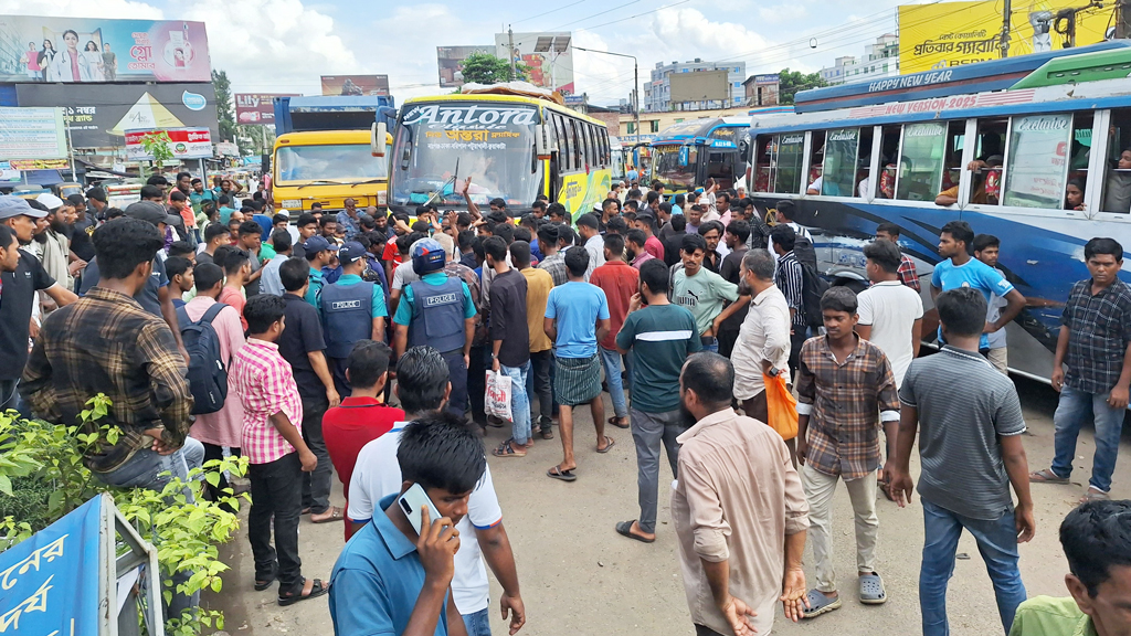 বরিশালে ছাত্র-জনতার পাল্টা অবরোধ বাসশ্রমিকদের