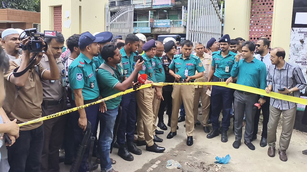 ব‌রিশালে আদালত চত্ব‌রে বি‌স্ফোরণ, নিরাপত্তা জোরদার
