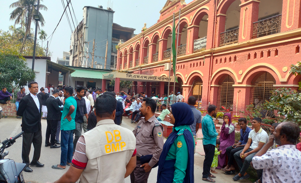 বরিশালে আইনজীবীদের আদালত বর্জন, দুর্ভোগ