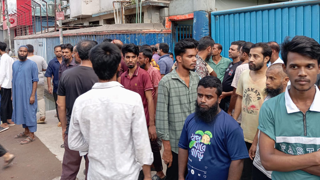 বরিশালে অপসো ফার্মার ৫০০ শ্রমিক ছাঁটাই, বিক্ষোভ