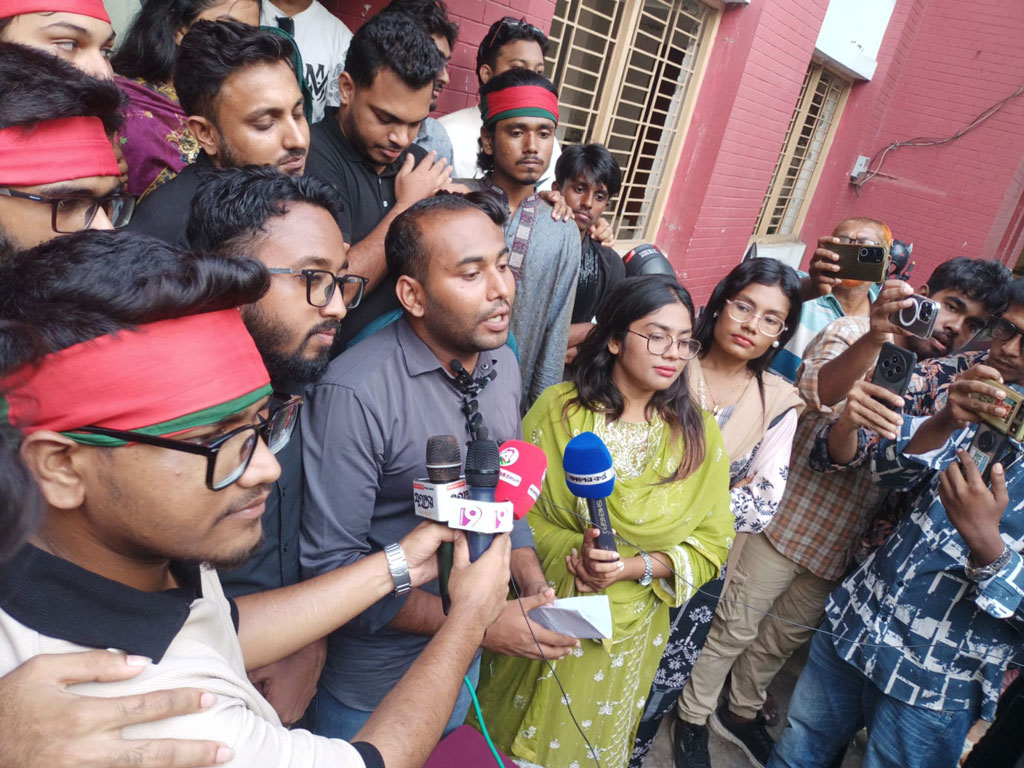 স্বাস্থ্য উপদেষ্টা অথর্ব, তাঁর সঙ্গে বসতে চাই না: রনি