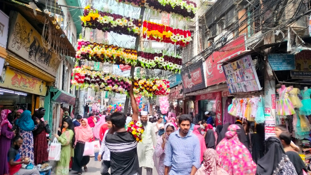 বরিশালে জমে উঠেছে ঈদের কেনাকাটা