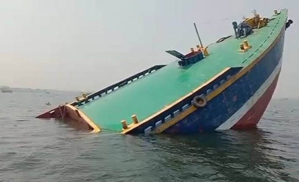 ঝড়ের কবলে পড়ে মেঘনা নদীতে ৬ বাল্কহেড ডুবি