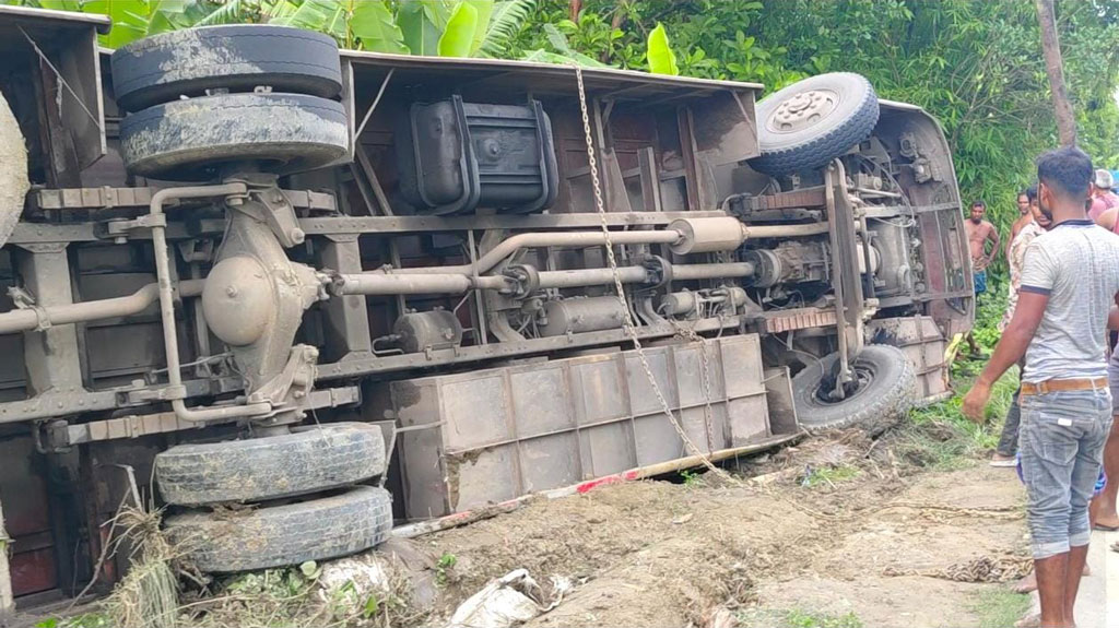 নিয়ন্ত্রণ হারিয়ে বাস খাদে, আহত ১০