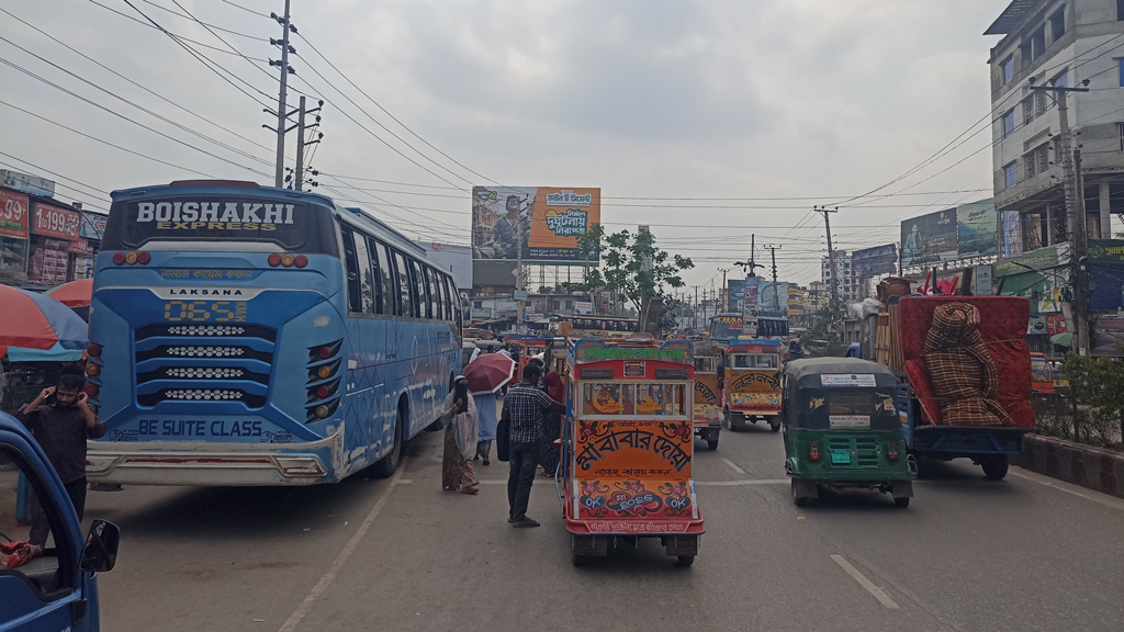 বরিশালে বাস থামিয়ে চাঁদাবাজি, আটক ব্যক্তিদের ছেড়ে দেওয়ার অভিযোগ