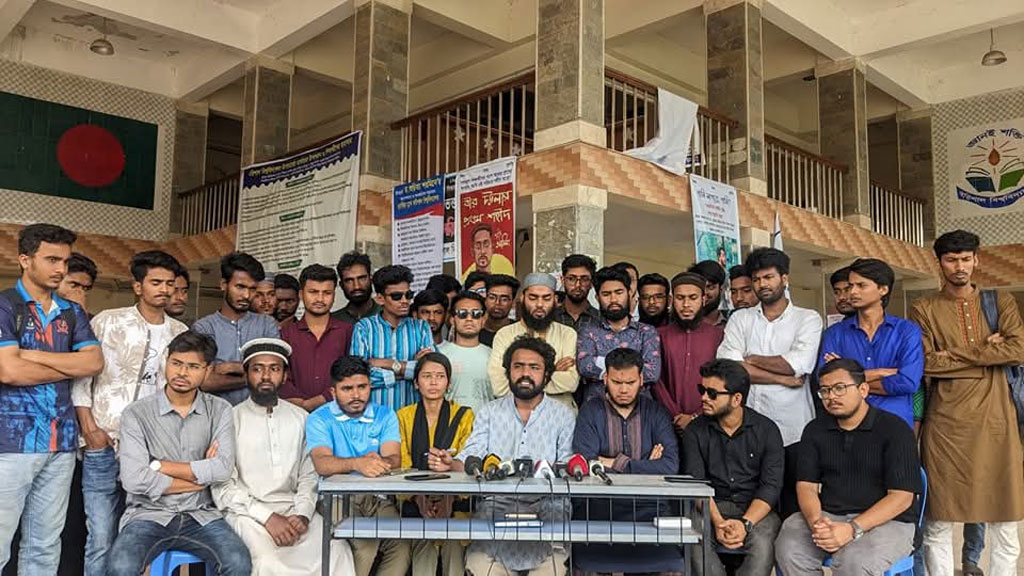 বরিশাল বিশ্ববিদ্যালয়ে উপাচার্য ও শিক্ষার্থীদের পাল্টাপাল্টি সংবাদ সম্মেলন, এবার এক দফা
