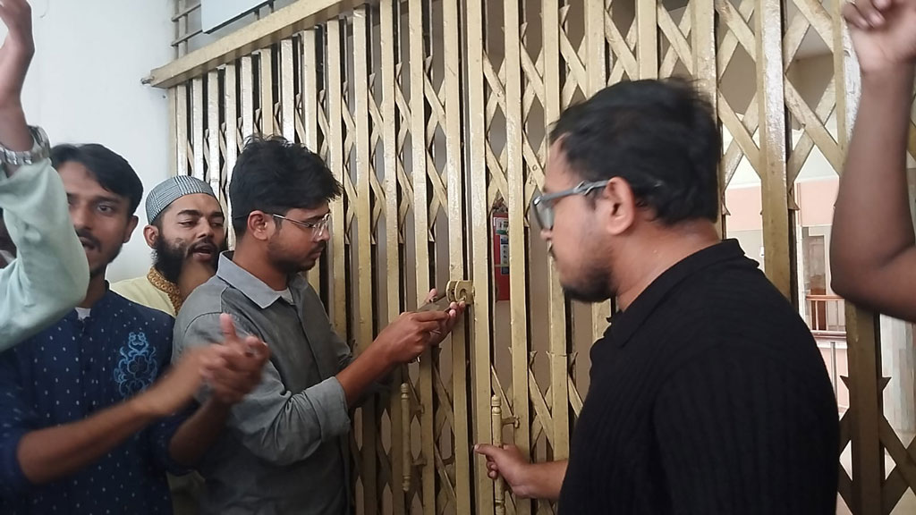 শাটডাউনে স্থবির বরিশাল বিশ্ববিদ্যালয়, ঢাকায় অফিস করছেন ভিসি