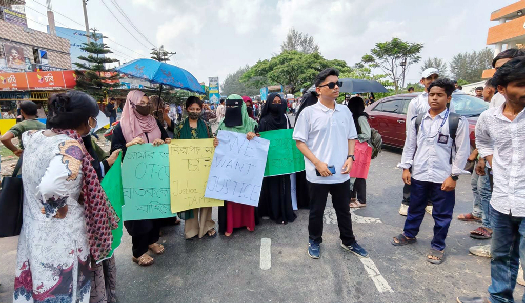 চার দফা দাবি: ২ ঘণ্টা পর মহাসড়ক ছাড়লেন বরিশাল বিশ্ববিদ্যালয়ের শিক্ষার্থীরা