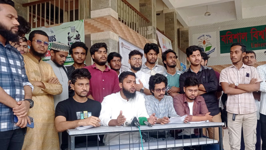 বরিশাল-পটুয়াখালী মহাসড়ক অনির্দিষ্টকালের জন্য বন্ধের হুঁশিয়ারি ববির শিক্ষার্থীদের