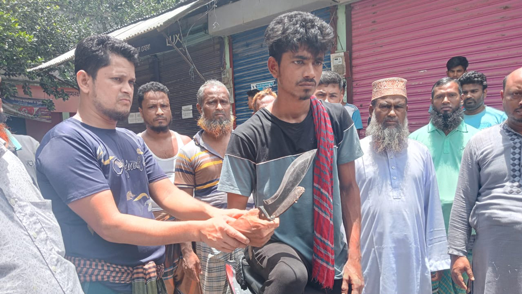 অস্ত্র ধরে ছিনতাই করতে গিয়ে যুবলীগ কর্মী আটক