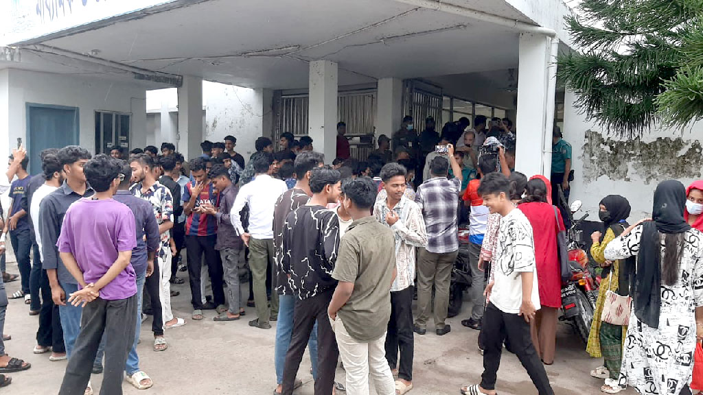 এইচএসসি পরীক্ষা ২ মাস পেছানোর দাবিতে বরিশালে বিক্ষোভ