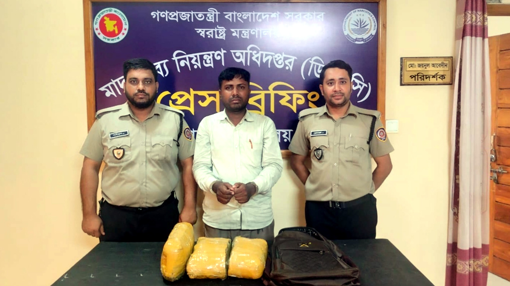 বরিশালে সাড়ে ৪ কেজি গাঁজাসহ যুবক গ্রেপ্তার