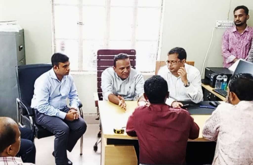 হিজলা স্বাস্থ্য কমপ্লেক্সের বেহাল দশা দেখে প্রতিমন্ত্রীর ক্ষোভ